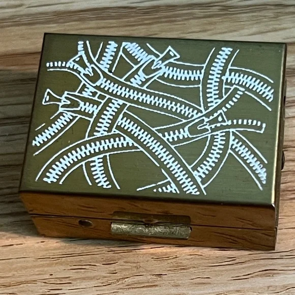 Vintage 1950’s Zipper Pull Chain Box - Picture 2 of 5